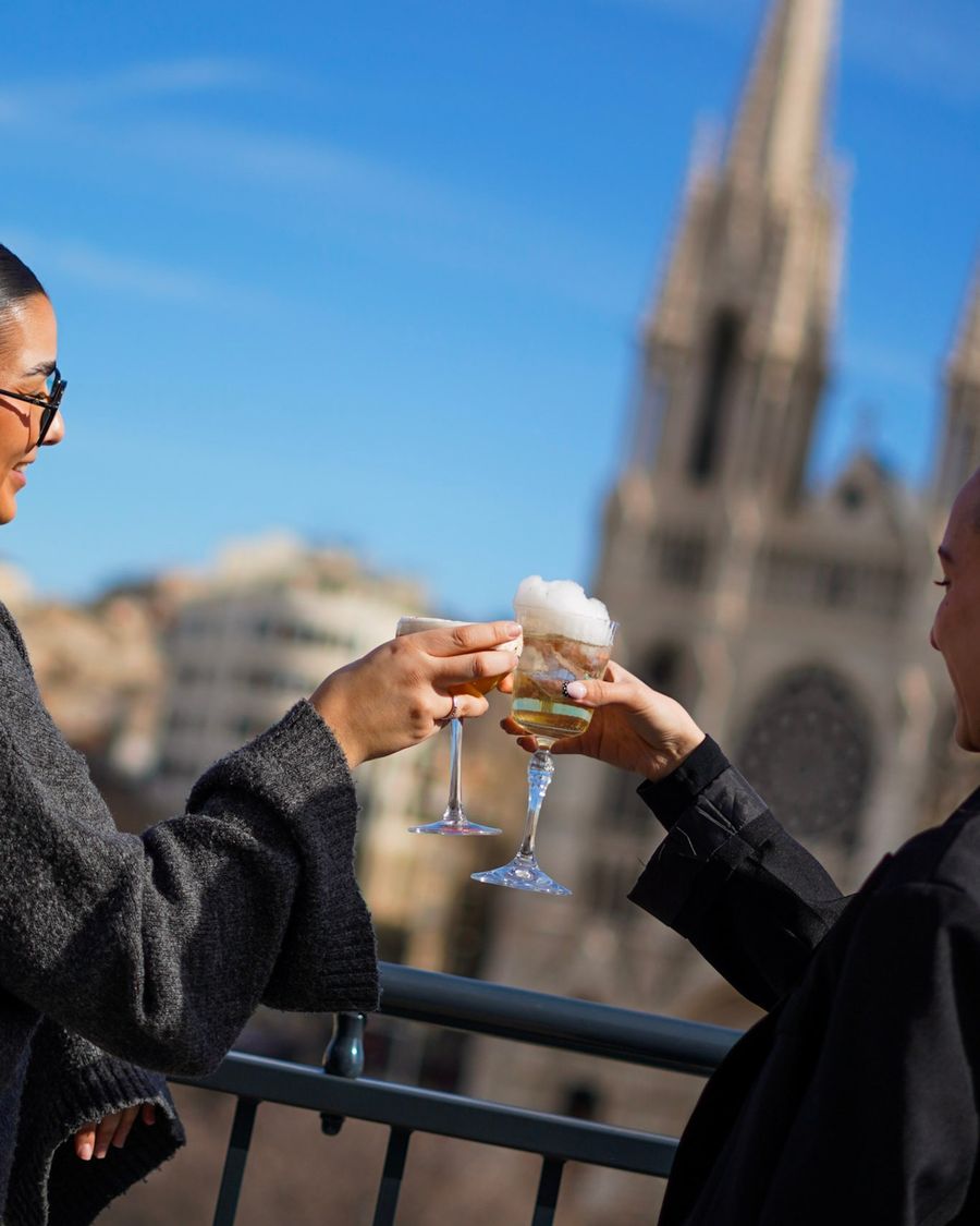 Deux membres de l'équipe Digiflow qui trinquent sur un rooftop de Marseille